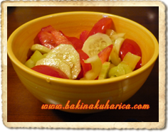 salata od rajčica, krastavaca,paprike